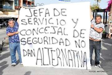 Protesta de vecinos y feriantes (Foto y Antonio Alí)